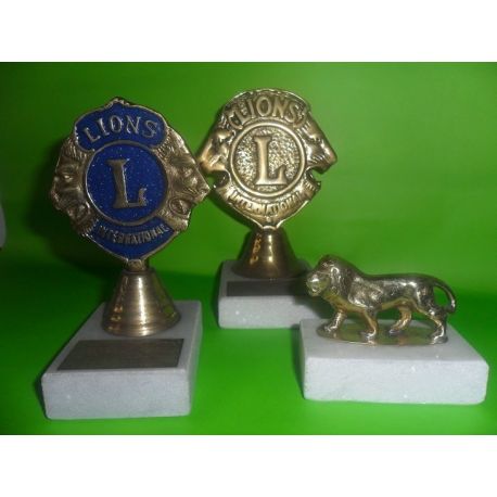 Esculturas de bronce sobre marmol escudo Lions Nº 1 14,5 cm Nº 2 13 cm y escultura leon 6 cm
